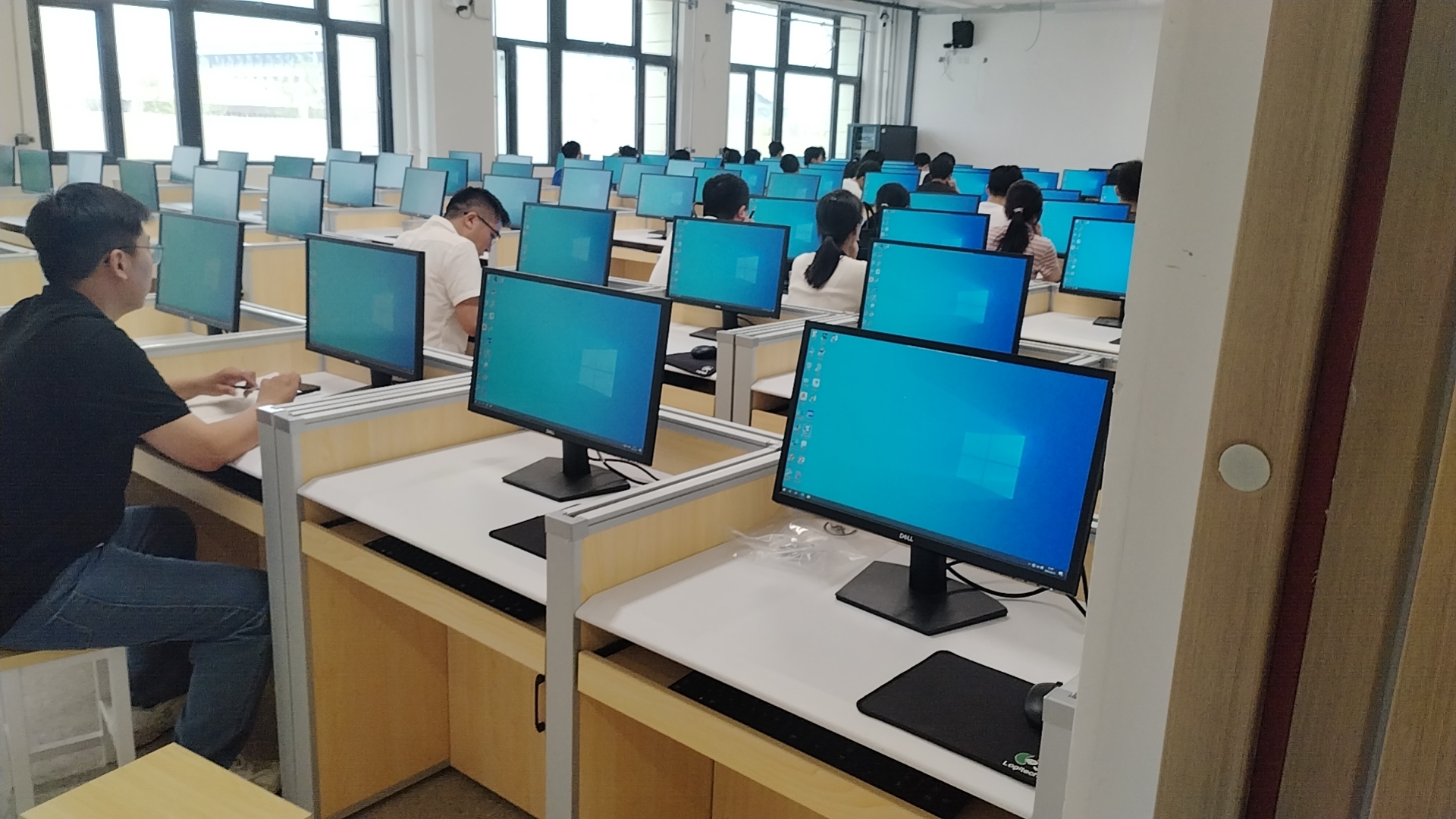 屏風(fēng)降下，做普通教室使用